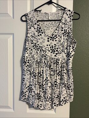 V-Neck Sleeveless Heart Print Tank Top - White/Black